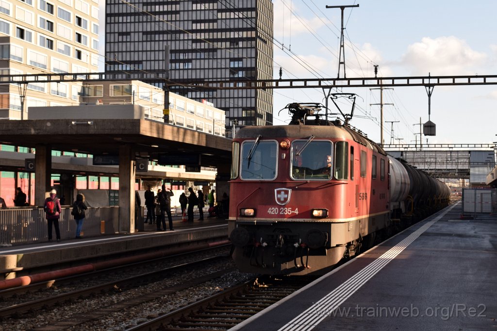 5795-0050-101219.jpg - SBBC Re 4/4'' 11235 (Re 420.235-4)  (Re 91 85 4 420 235-4 CH-SBBC) / Zürich-Altstetten 10.12.2019