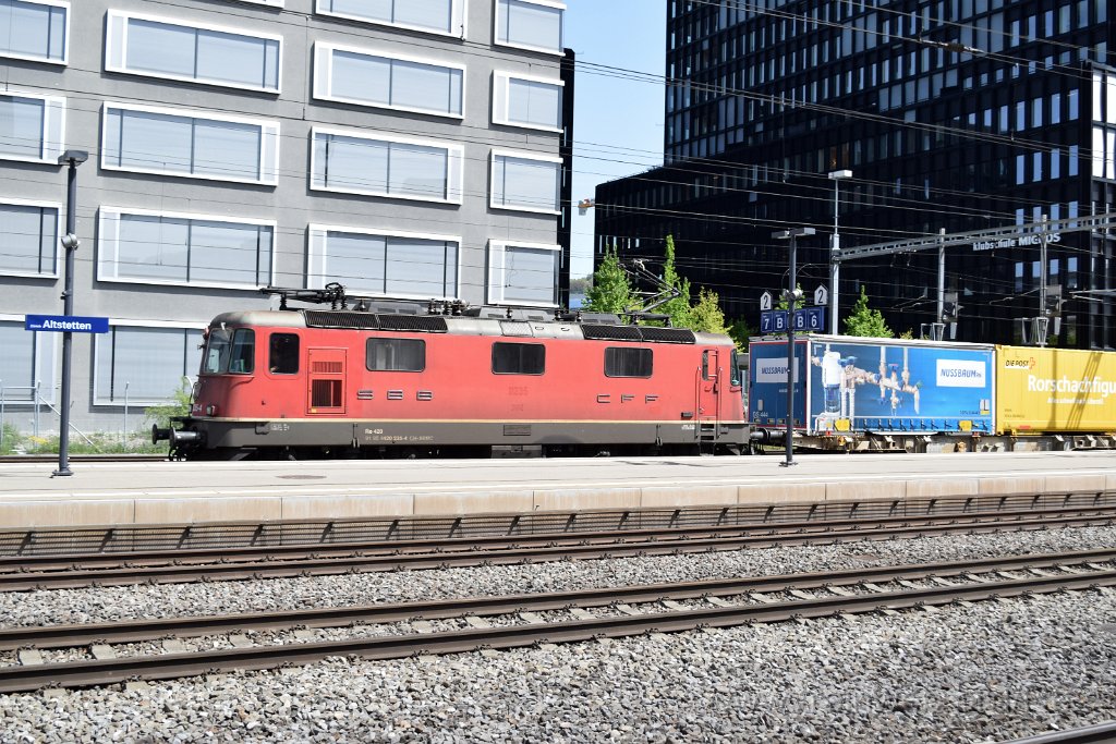 9078-0033-290424.jpg - SBBC Re 4/4'' 11235 (Re 420.235-4)  (Re 91 85 4 420 235-4 CH-SBBC) / Zürich-Altstetten 29.4.2024