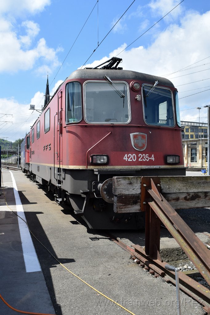 9098-0036-090524.jpg - SBBC Re 4/4'' 11235 (Re 420.235-4)  (Re 91 85 4 420 235-4 CH-SBBC) + SBBC Re 420.160-4 (Re 91 85 4 420 160-4 CH-SBBC) / St.Gallen HB 9.5.2024