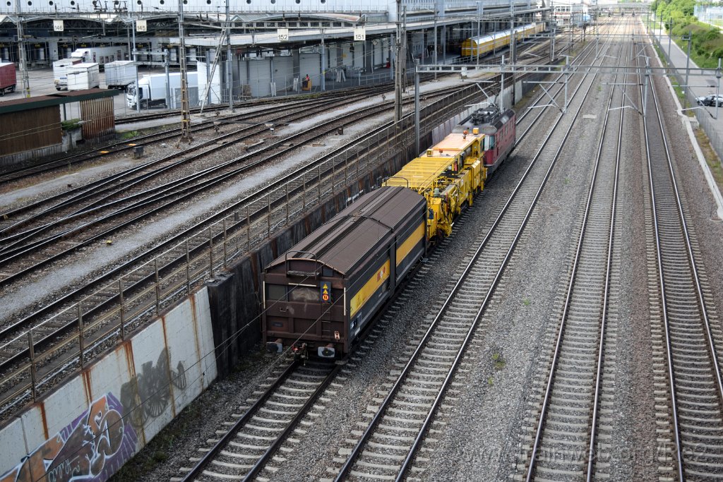 3920-0025-200516.jpg - SBB-CFF Re 4/4'' 11237 / Zürich-Mülligen (Hermetschloobrücke) 20.5.2016