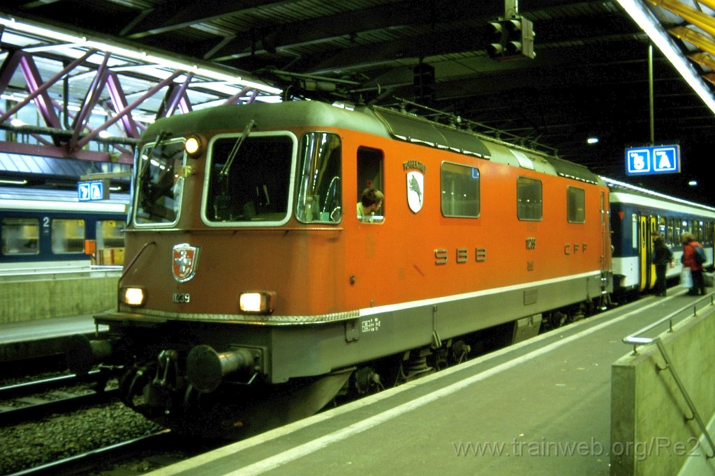 0900-0025.jpg - SBB-CFF Re 4/4'' 11239 ''Porrentruy'' / Winterthur 14.9.2001