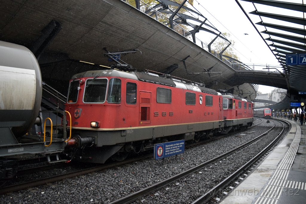4235-0027-071116.jpg - SBB-CFF Re 4/4'' 11318 + SBB-CFF Re 4/4'' 11239 ''Porrentruy'' / Zürich-Stadelhofen 7.11.2016