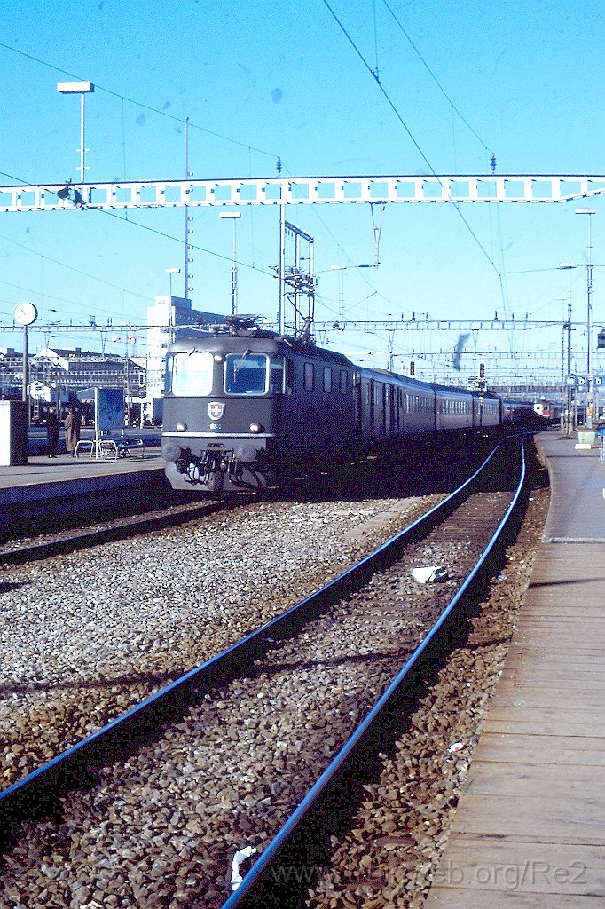 0270-0026.jpg - SBB-CFF Re 4/4'' 11240 / Zürich HB 4.2.1990