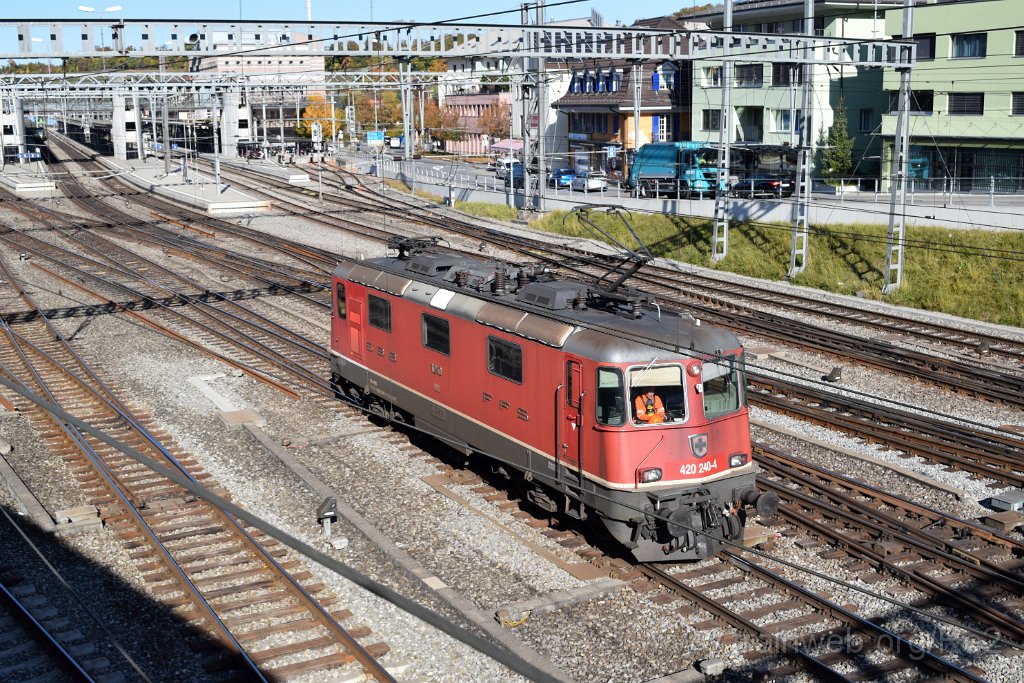 7804-0001-251021.jpg - SBBC Re 4/4'' 11240 (Re 420.240-4)  (Re 91 85 4 420 240-4 CH-SBBC) / Spiez (Obere Bahnhofstrasse) 25.10.2021