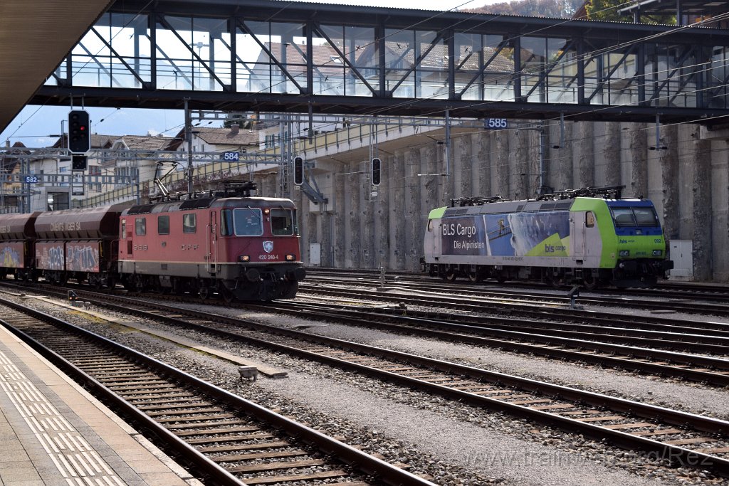 7808-0027-251021.jpg - SBBC Re 4/4'' 11240 (Re 420.240-4)  (Re 91 85 4 420 240-4 CH-SBBC) + BLSC Re 485.002-0 (Re 91 85 4 485 002-0 CH-BLSC) / Spiez 25.10.2021