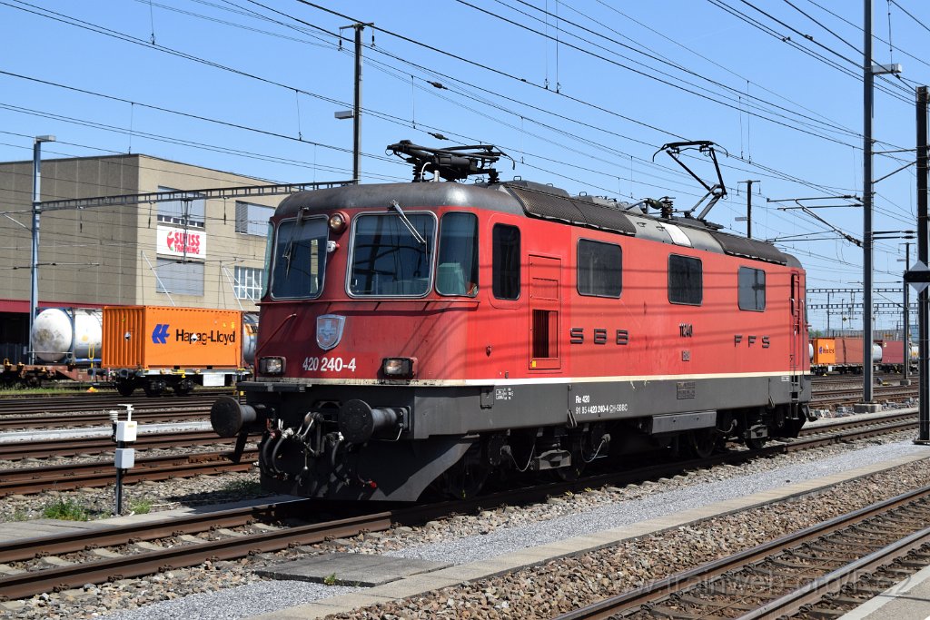9697-0032-020525.jpg - SBBC Re 4/4'' 11240 (Re 420.240-4)  (Re 91 85 4 420 240-4 CH-SBBC) / Aarau (Torfeld) 2.5.2025