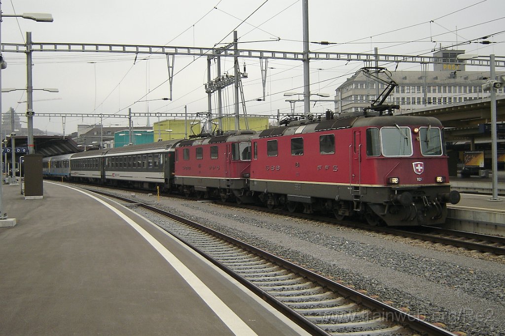 0996-0010-041204.jpg - SBB-CFF Re 4/4'' 11241 + SBB-CFF Re 4/4'' 11155 / Zürich HB 4.12.2004