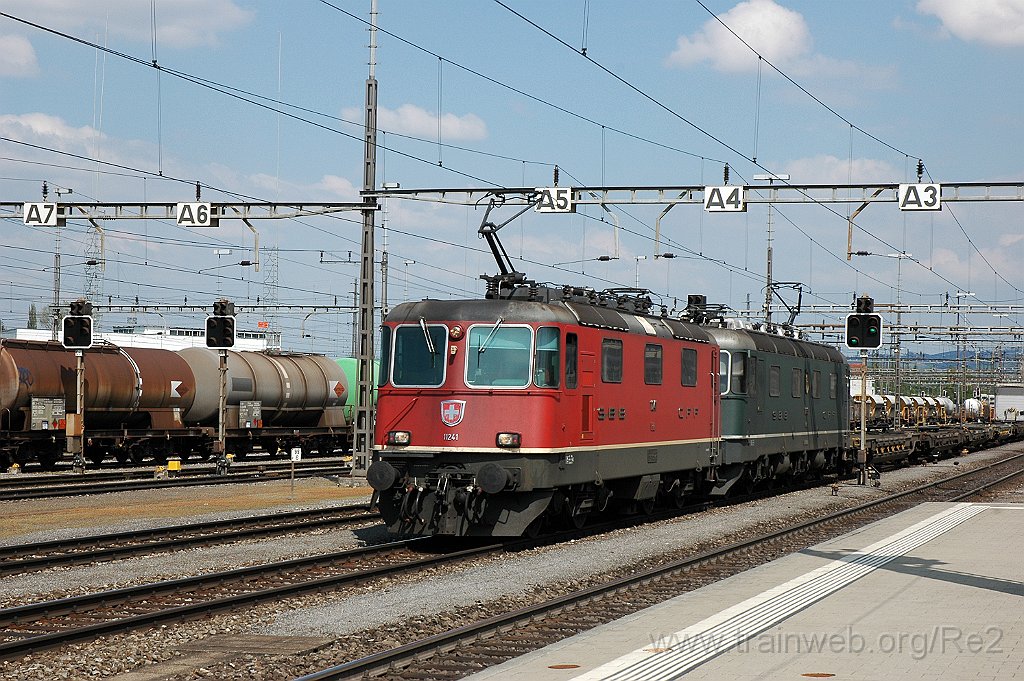 1862-0018-270410.jpg - SBB-CFF Re 4/4'' 11241 + SBB-CFF Re 6/6 11663 ''Eglisau'' / Rotkreuz 27.4.2010