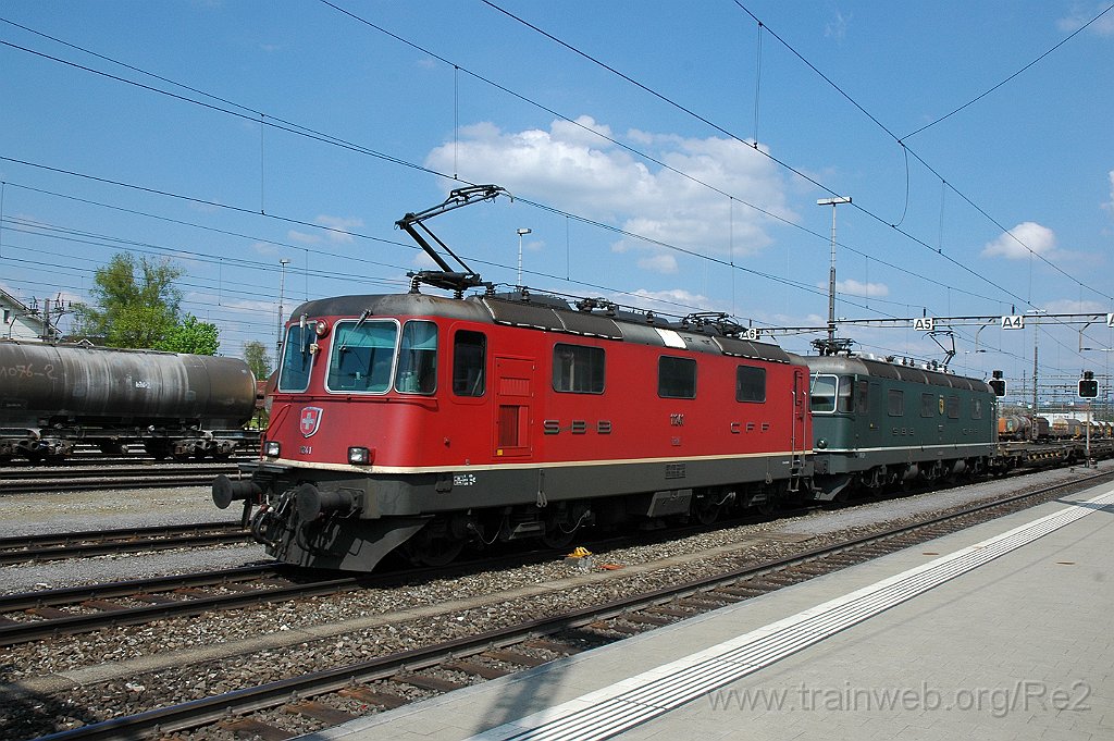 1862-0021-270410.jpg - SBB-CFF Re 4/4'' 11241 + SBB-CFF Re 6/6 11663 ''Eglisau'' / Rotkreuz 27.4.2010