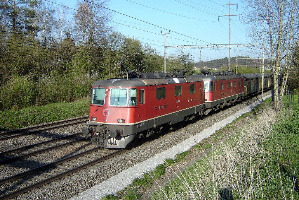 1035-0026-220405.jpg - Re 4/4" 11243 + Re 6/6 11681 "Immensee" / Effretikon (Abzw. Hürlistein) 22.4.2005