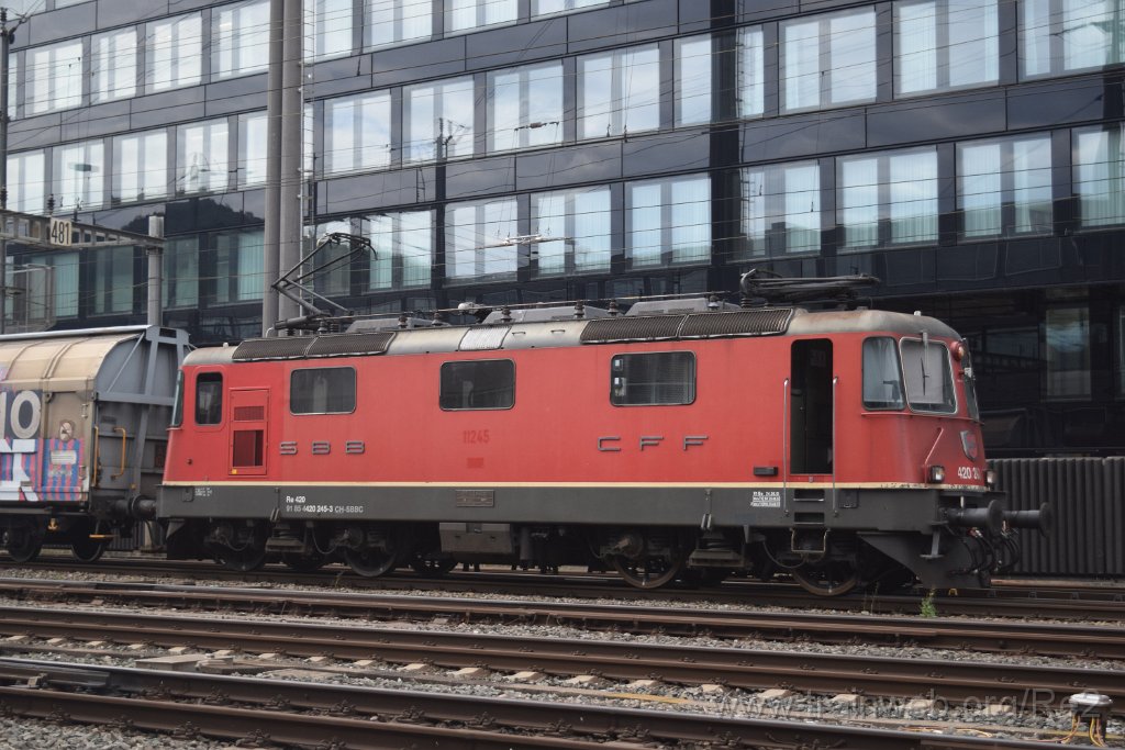 8204-0037-070922.jpg - SBBC Re 4/4'' 11245 (Re 420.245-3)  (Re 91 85 4 420 245-3 CH-SBBC) / Olten (Fachhochschule Nordwestschweiz) 7.9.2022