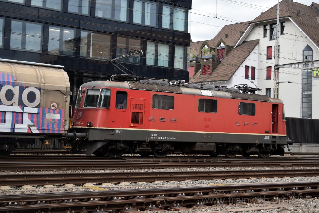 8204-0039-070922.jpg - SBBC Re 4/4'' 11245 (Re 420.245-3)  (Re 91 85 4 420 245-3 CH-SBBC) / Olten (Fachhochschule Nordwestschweiz) 7.9.2022