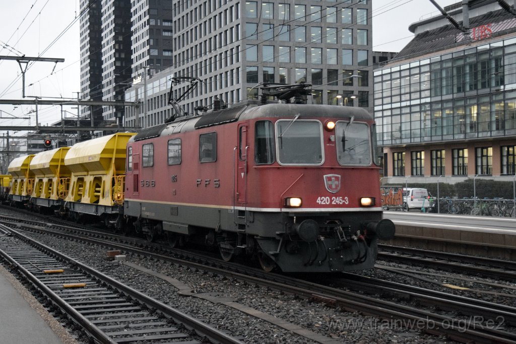 8894-0026-081223.jpg - SBBC Re 4/4'' 11245 (Re 420.245-3)  (Re 91 85 4 420 245-3 CH-SBBC) / Zürich-Altstetten 8.12.2023