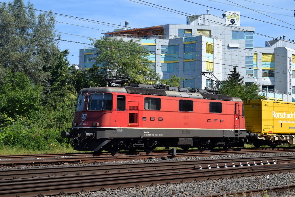9978-0033-250825.jpg - SBBC Re 4/4'' 11245 (Re 420.245-3)  (Re 91 85 4 420 245-3 CH-SBBC) / Schlieren (Grabenstrasse) 25.8.2025