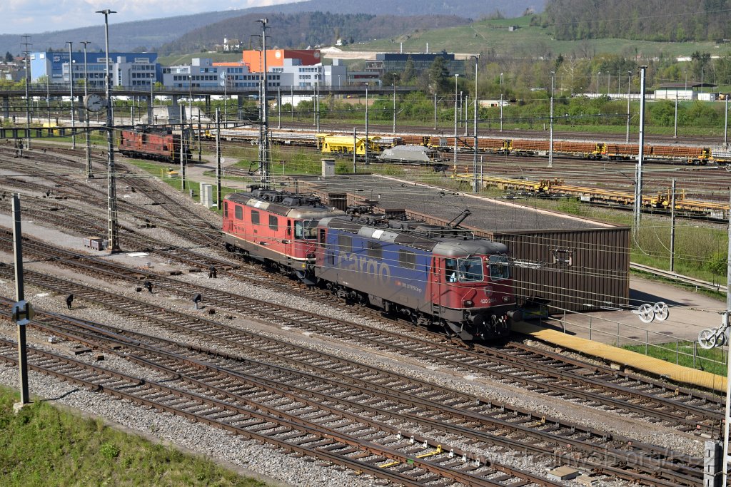 5425-0030-180419.jpg - SBBC Re 420.246-1 (Re 91 85 4 420 246-1 CH-SBBC) + SBBC Re 4/4'' 11289 (Re 420.289-1)  (Re 91 85 4 420 289-1 CH-SBBC) + SBBI Am 6/6 18526 ''Intel inside'' (Am 92 85 8 861 526-2 CH-SBBI) / RB Limmattal (Brücke Sandäckerstrasse) 18.4.2019