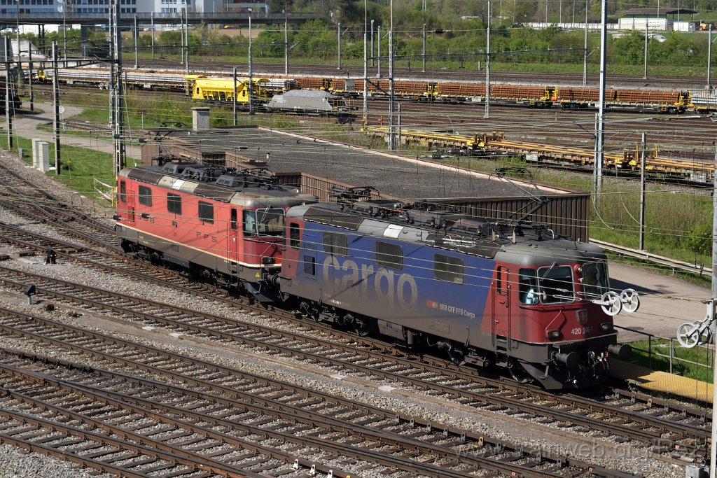 5425-0035-180419.jpg - SBBC Re 420.246-1 (Re 91 85 4 420 246-1 CH-SBBC) + SBBC Re 4/4'' 11289 (Re 420.289-1)  (Re 91 85 4 420 289-1 CH-SBBC) / RB Limmattal (Brücke Sandäckerstrasse) 18.4.2019