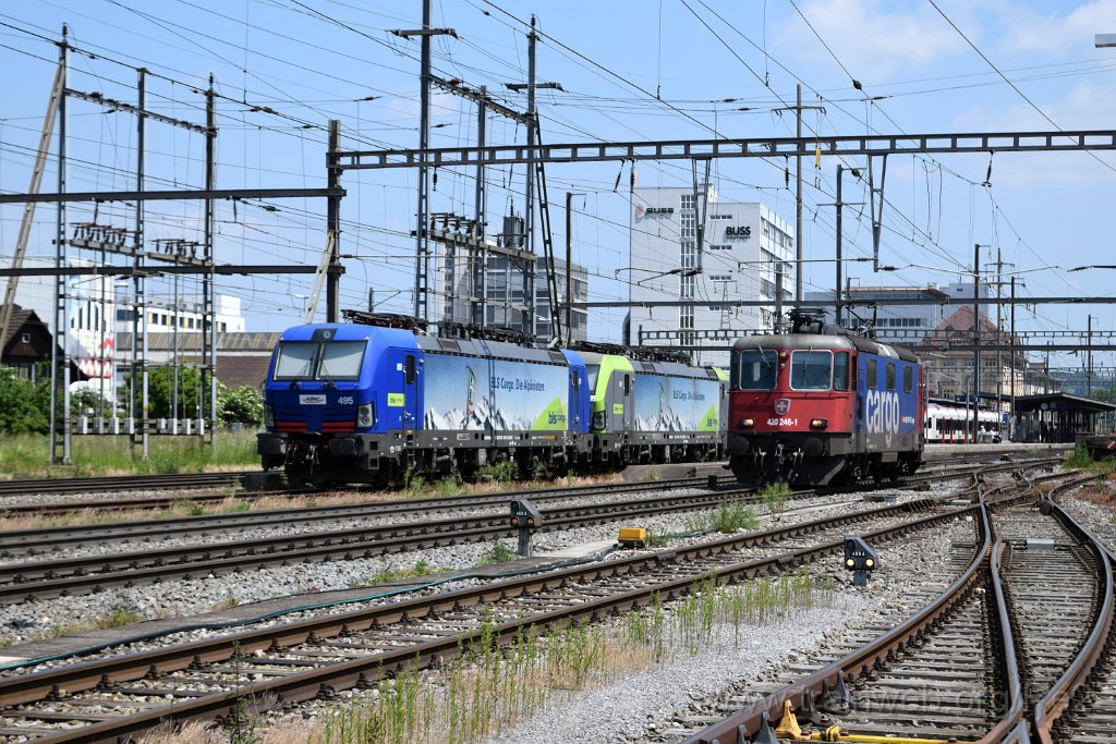 8586-0003-260523.jpg - BLSC (D) / Hupac (D) 193.495-9 (91 80 6 193 495-9 D-BLSC) + BLSC Re 475.413-1 (91 85 4475 413-1 CH-BLSC) + SBBC Re 420.246-1 (Re 91 85 4 420 246-1 CH-SBBC) / Pratteln 26.5.2023