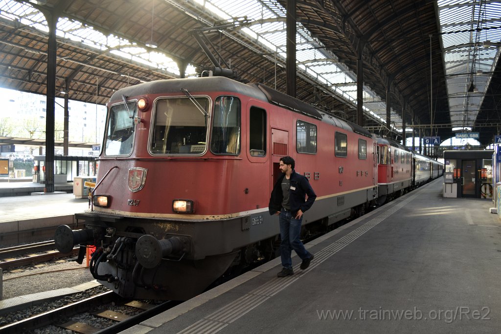 3861-0022-100416.jpg - SBB-CFF Re 4/4'' 11247 + SBB-CFF Re 4/4'' 11128 (Re 420.128-1)  (Re 91 85 4 420 128-1 CH-SBB) / Basel 10.4.2016