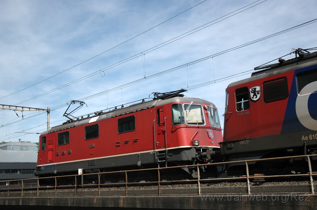 2391-0005-110512.jpg - SBB-CFF Re 4/4'' 11248 + SBBC Ae 610.496-2 ''Stadt Wil'' / Zürich (Käferbergbrücke) 11.5.2012