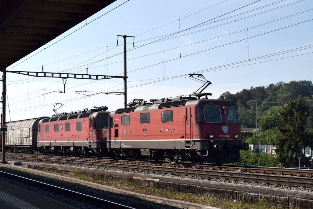 8113-0031-220722.jpg - SBBC Re 4/4'' 11248 (Re 420.248-7)  (Re 91 85 4 420 248-7 CH-SBBC) + SBBC Re 6/6 11684 (Re 620.084-4)  ''Uznach'' (Re 91 85 4 620 084-4 CH-SBBC) / Killwangen-Spreitenbach 22.7.2022