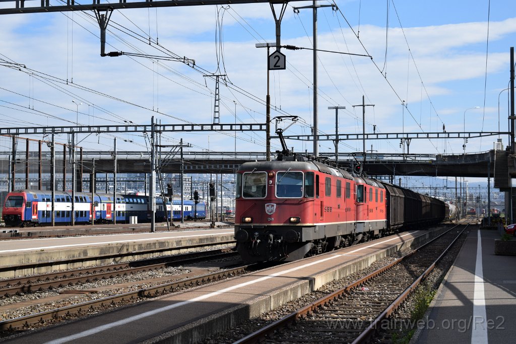 3691-0015-021015.jpg - SBB-CFF Re 4/4'' 11249 + SBB-CFF Re 4/4''' 11352 / Zürich-Altstetten 2.10.2015