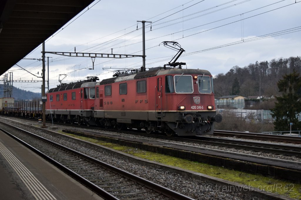 8358-0030-310123.jpg - SBBC Re 4/4'' 11249 (Re 420.249-5)  (Re 91 85 4 420 249-5 CH-SBBC) + SBBC Re 6/6 11685 (Re 620.085-1)  ''Sulgen'' (Re 91 85 4 620 085-1 CH-SBBC) / Killwangen-Spreitenbach 31.1.2023