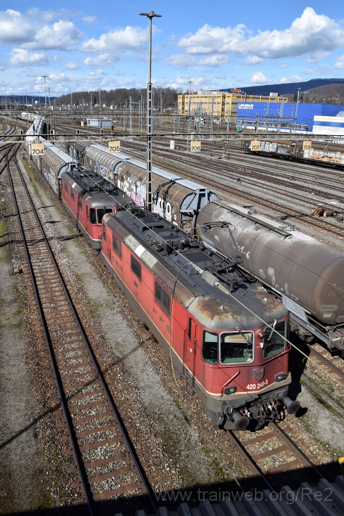 8429-0027-150323.jpg - SBBC Re 4/4'' 11249 (Re 420.249-5)  (Re 91 85 4 420 249-5 CH-SBBC) + SBBC Re 4/4'' 11339 (Re 420.339-4)  (Re 91 85 4 420 339-4 CH-SBBC) / Spreitenbach (Brücke Furttalstrasse) 15.3.2023