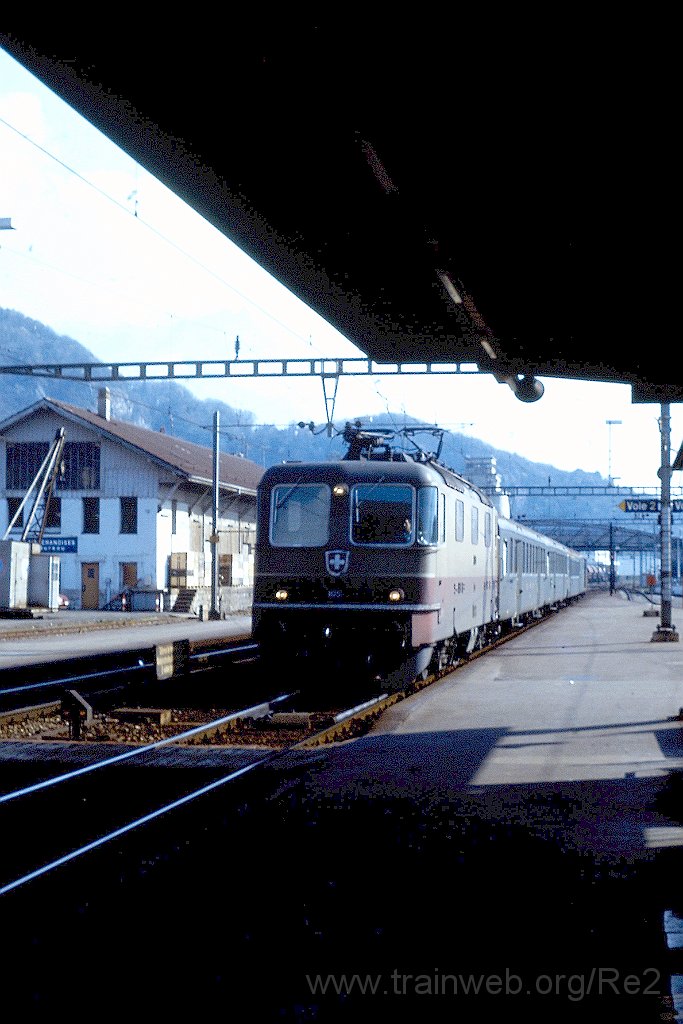 0275-0016.jpg - SBB-CFF Re 4/4'' 11250 / Aigle 18.3.1990