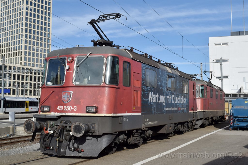 9550-0045-250125.jpg - SBBC Re 420.250-3 ''Wartung mit Durchblick'' (Re 91 85 4 420 250-3 CH-SBBC) + SBBC Re 4/4'' 11295 (Re 420.295-8)  (Re 91 85 4 420 295-8 CH-SBBC) / St.Gallen HB 25.1.2025