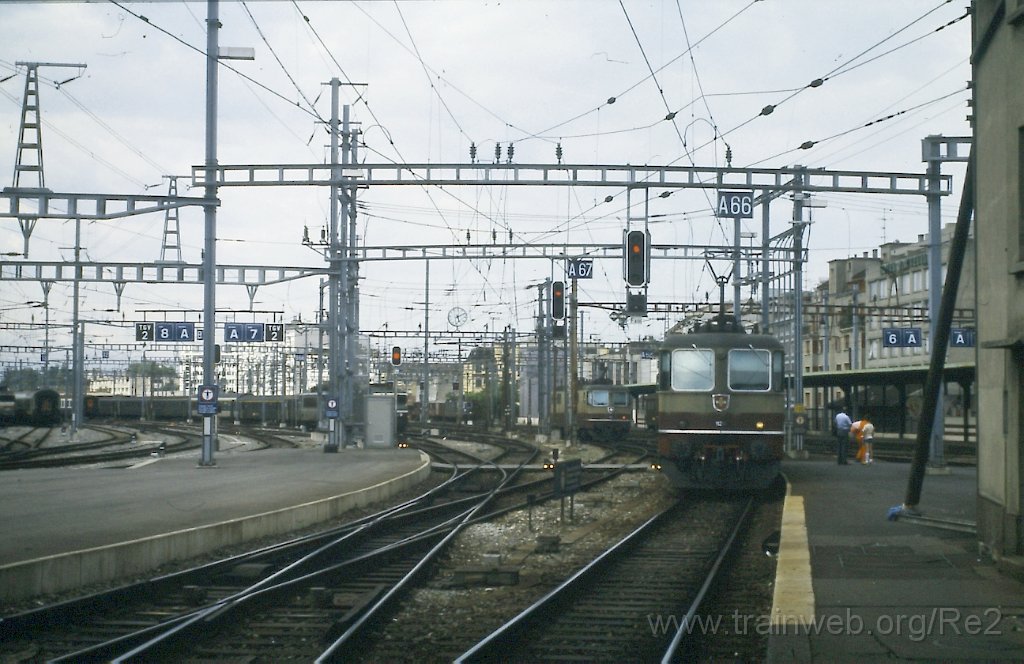 0146-0026s.jpg - SBB-CFF Re 4/4" 11251 / Genève-Cornavin 21.7.1987
