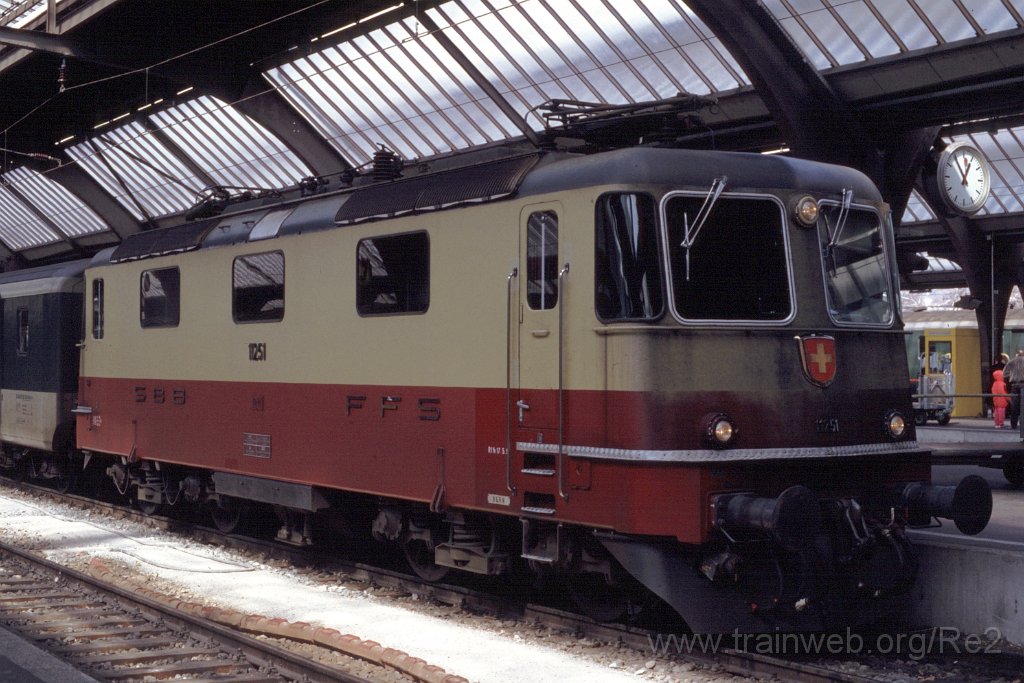 0427-0013.jpg - SBB-CFF Re 4/4'' 11251 / Zürich HB 28.3.1993