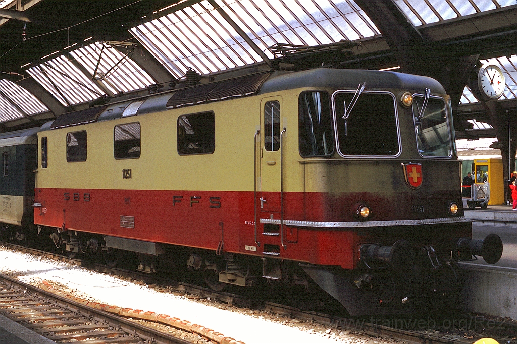 0427-0014.jpg - Re 4/4" 11251 / Zürich HB 28.3.1993