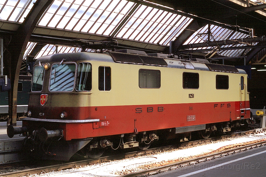 0427-0015.jpg - Re 4/4" 11251 / Zürich HB 28.3.1993
