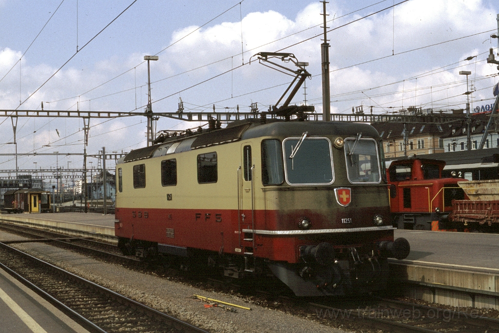 0427-0017.jpg - Re 4/4" 11251 / Zürich HB 28.3.1993