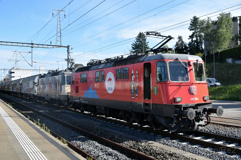 10026-0042-170925.jpg - SBBC Re 420.294-1 ''100 ans Cirque Knie'' (Re 91 85 4 420 294-1 CH-SBBC) + SBBC Re 420.251-1 ''175 ans de chemin de fer en Suisse'' (Re 91 85 4 420 251-1 CH-SBBC) / Killwangen-Spreitenbach 17.9.2025