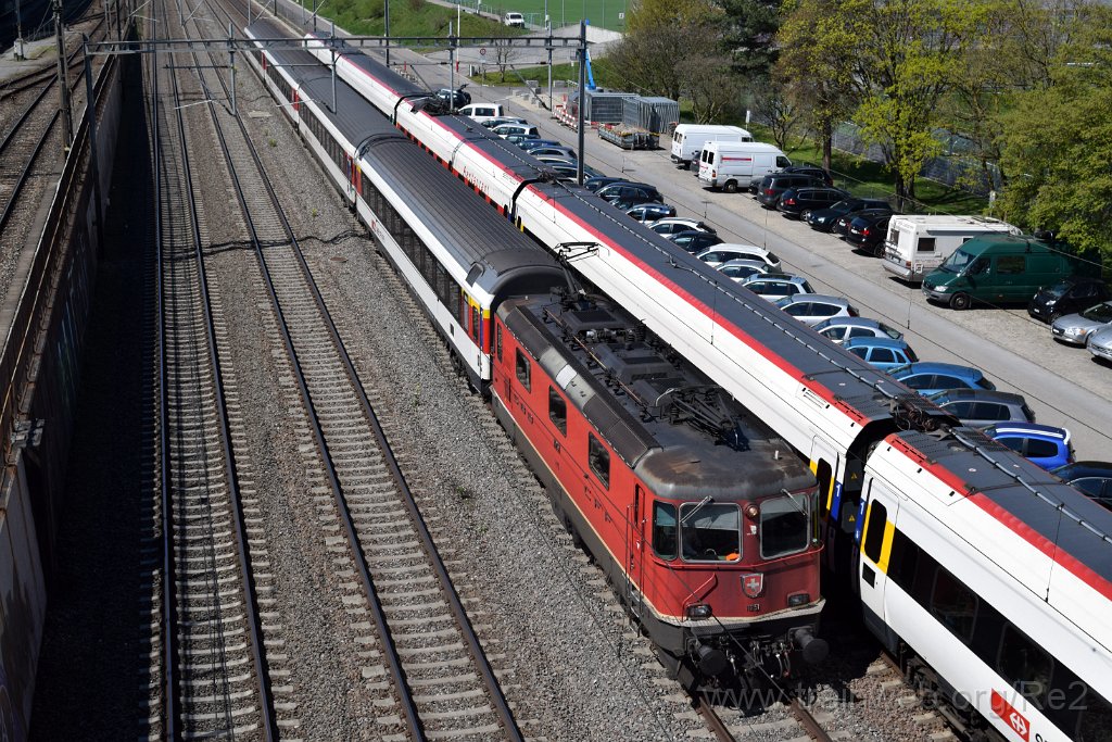 3866-0005-110416.jpg - SBB-CFF Re 4/4'' 11251 + SBB-CFF ICN RABe 500.025-2 ''Xavier Stockmar'' / Zürich-Mülligen (Hermetschloobrücke) 11.4.2016