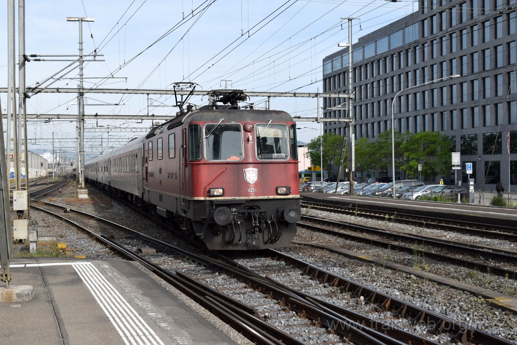 3886-0037-110516.jpg - SBB-CFF Re 4/4'' 11251 / Zürich-Altstetten 11.5.2016