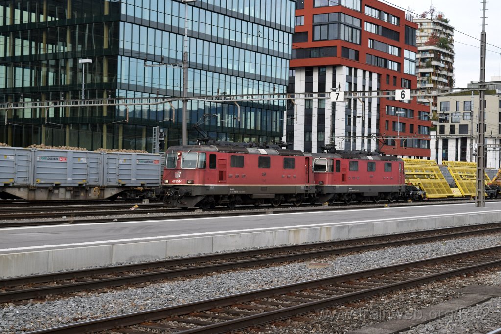7177-0042-201020.jpg - SBBC Re 4/4'' 11251 (Re 420.251-1)  (Re 91 85 4 420 251-1 CH-SBBC) + SBBC Re 4/4'' 11325 (Re 420.325-3)  (Re 91 85 4 420 325-3 CH-SBBC) / Rotkreuz 20.10.2020