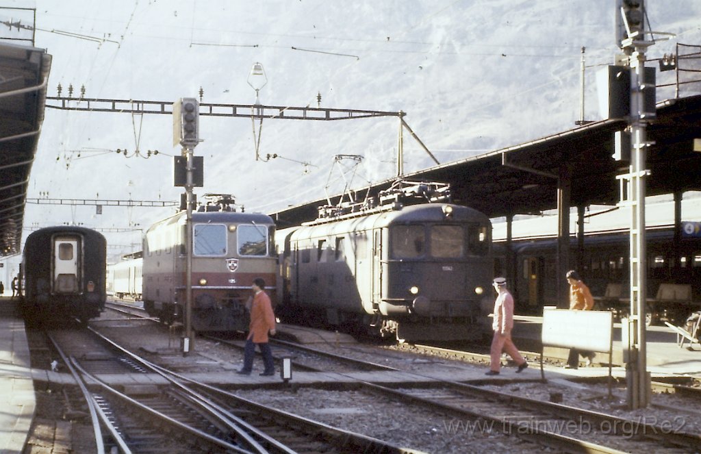 0028-0009s.jpg - SBB-CFF Re 4/4' 10042 + SBB-CFF Re 4/4'' 11252 / Brig 27.2.1980