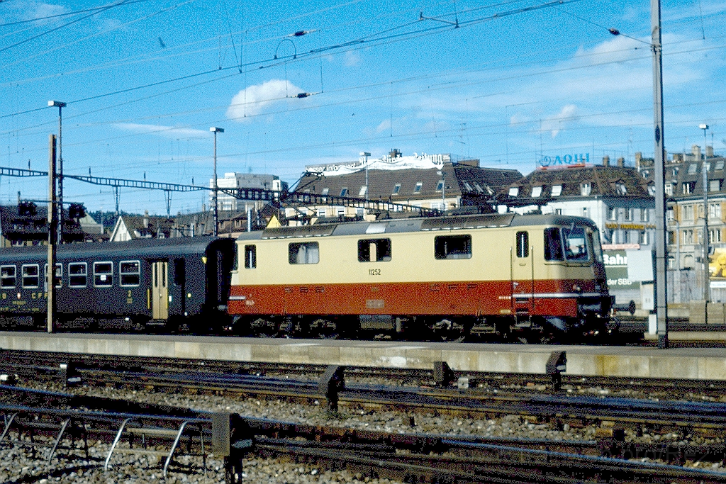 0199-0035-s.jpg - Re 4/4" 11252 / Zürich HB 24.9.1988