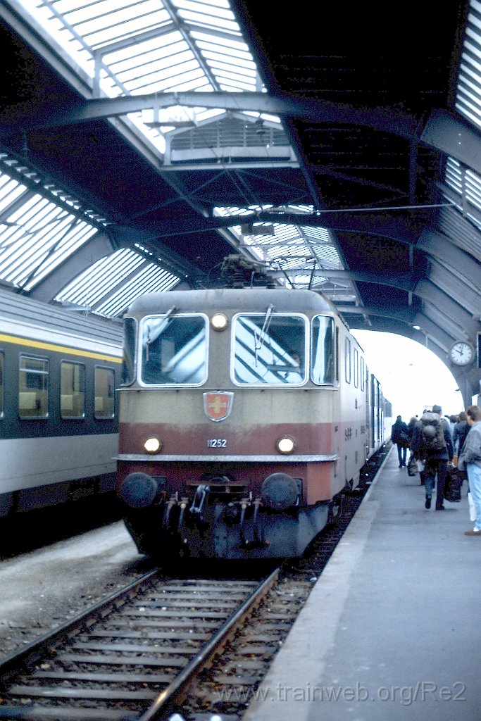 0263-0027.jpg - SBB-CFF Re 4/4'' 11252 / Zürich HB 11.11.1989