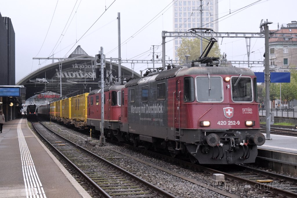 10056-0007-011025.jpg - SBBC Re 420.252-9 ''Wartung mit Durchblick'' (Re 91 85 4 420 252-9 CH-SBBC) + SBBC Re 4/4'' 11336 (Re 420.336-0)  (Re 91 85 4 420 336-0 CH-SBBC) / St.Gallen HB 1.10.2025