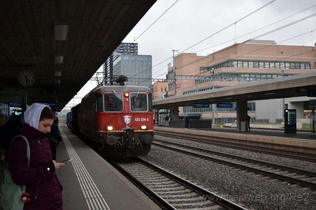 9061-0029-230424.jpg - SBBC Re 4/4'' 11254 (Re 420.254-5)  (Re 91 85 4 420 254-5 CH-SBBC) / Zürich-Altstetten 23.4.2024