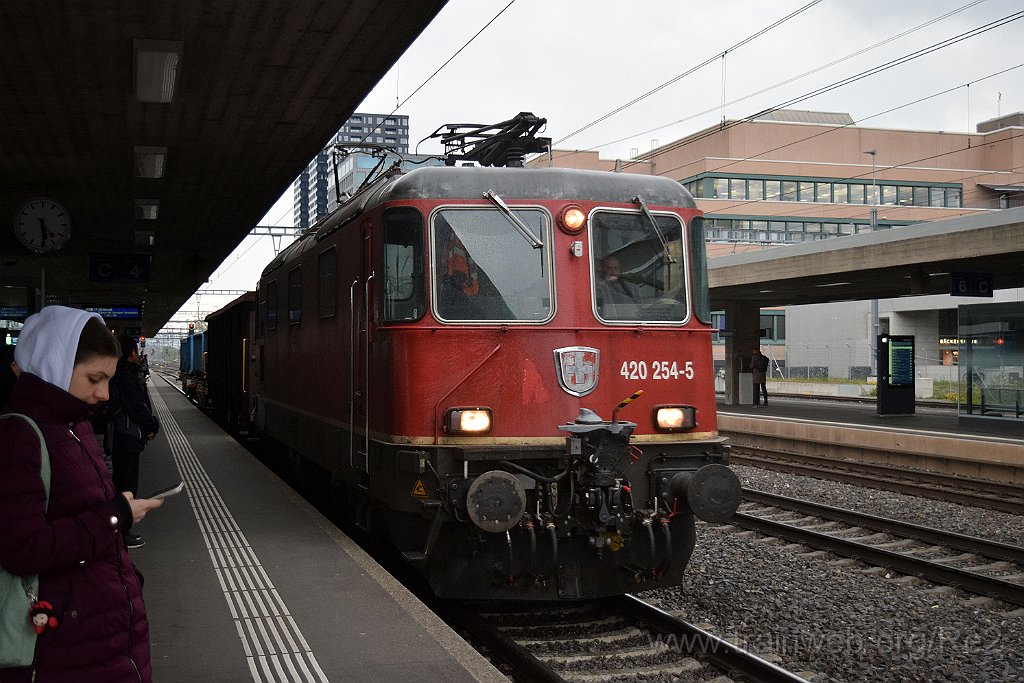 9061-0032-230424.jpg - SBBC Re 4/4'' 11254 (Re 420.254-5)  (Re 91 85 4 420 254-5 CH-SBBC) / Zürich-Altstetten 23.4.2024
