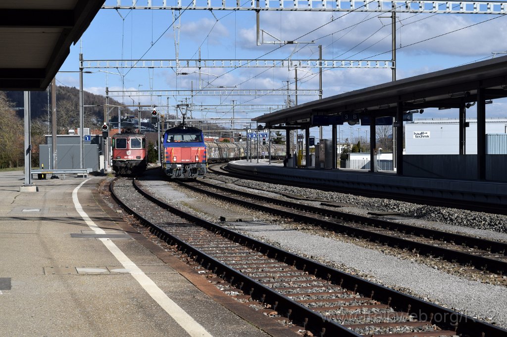 7872-0018-260222.jpg - SBBC Re 4/4'' 11255 (Re 420.255-2)  (Re 91 85 4 420 255-2 CH-SBBC) + SBBC Eem 923.008-7 ''Schäflisberg'' (Eem 97 85 1 923 008-7 CH-SBBC) / Oensingen 26.2.2022