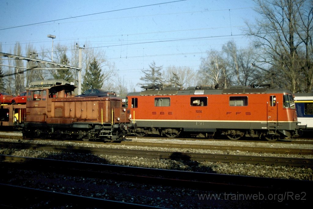 0702-0019.jpg - SBB-CFF Em 3/3 18806 + SBB-CFF Re 4/4'' 11256 / Zürich-Wollishofen 19.2.1998