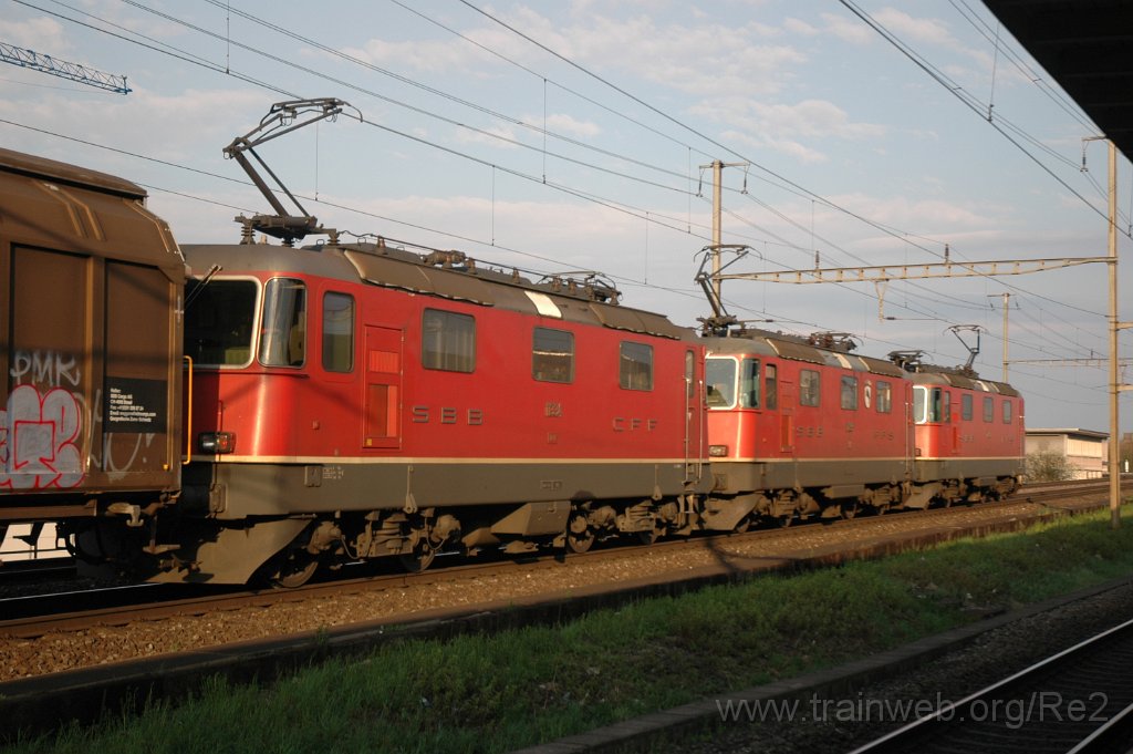 2770-0003-180413.jpg - SBB-CFF Re 4/4'' 11256 + SBB-CFF Re 4/4'' 11239 ''Porrentruy'' + SBB-CFF Re 4/4'' 11334 / Killwangen-Spreitenbach 18.4.2013