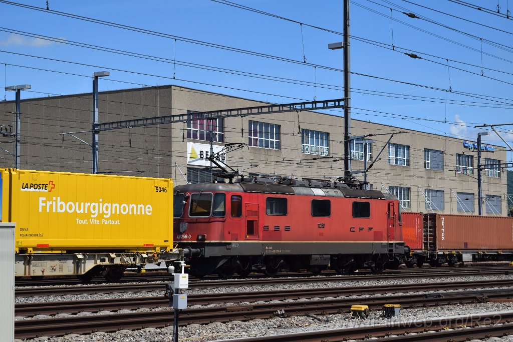 5537-0021-310519.jpg - SBBC Re 4/4'' 11256 (Re 420.256-0)  (Re 91 85 4 420 256-0 CH-SBBC) / Aarau (Torfeld) 31.5.2019