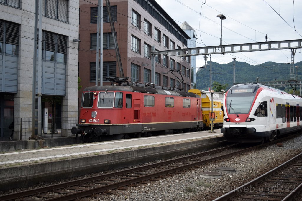 7633-0012-090821.jpg - SBBC Re 4/4'' 11256 (Re 420.256-0)  (Re 91 85 4 420 256-0 CH-SBBC) + SBB-CFF RABe 521.014 /  ABt 94 85 2 521.014-2 (RABe 94 85 0 521 014-6 CH-SBB) / Olten 9.8.2021