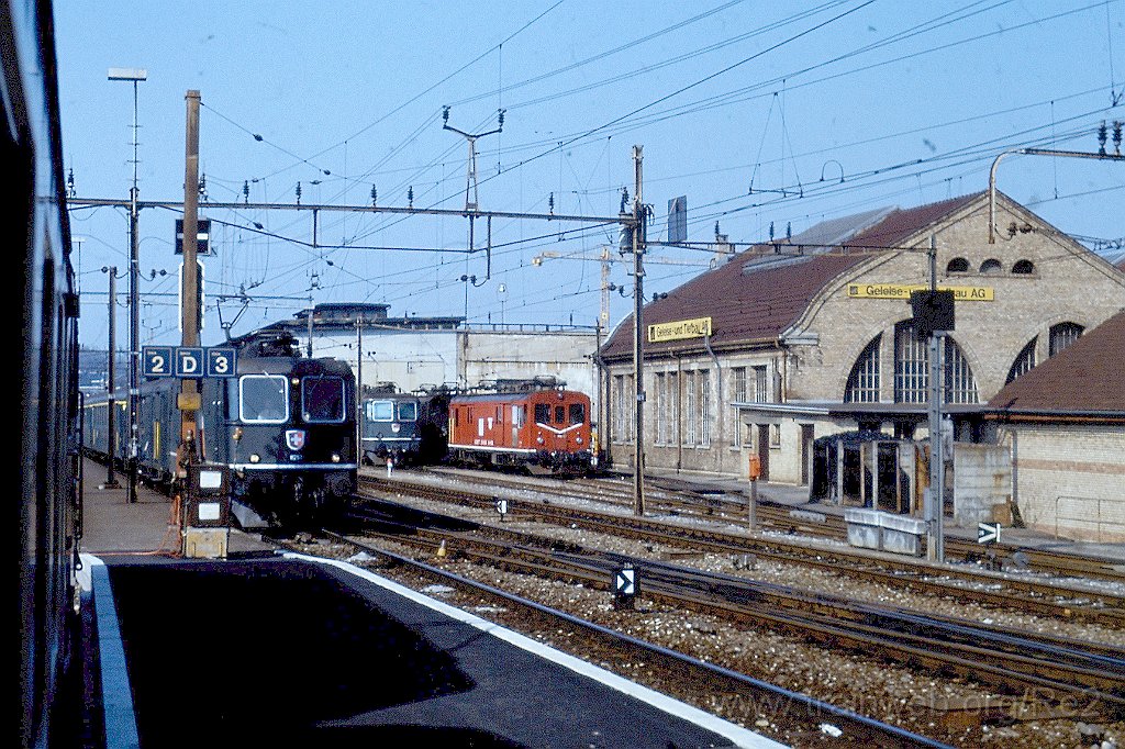 0274-0024.jpg - EBT De 4/4 235 + SBB-CFF Re 4/4'' 11257 + EBT Re 4/4''' 112 ''Solothurn'' / Burgdorf 18.3.1990